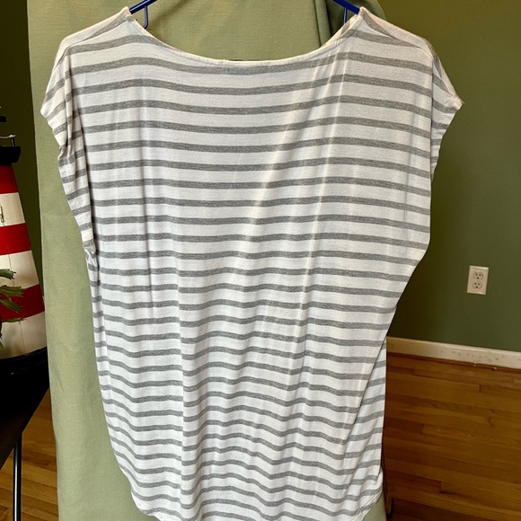 L “Green Envelope Los Angeles” Grey striped short sleeve blouse - Picture 6 of 6